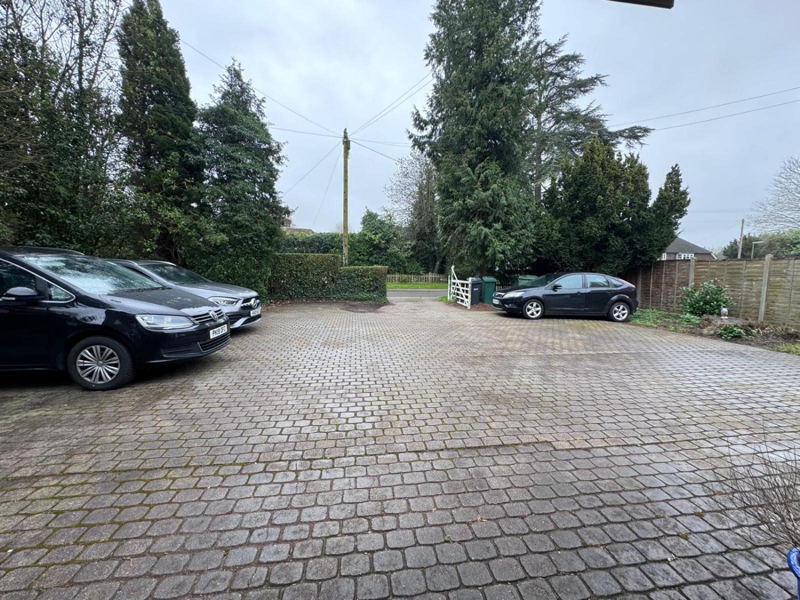 High Trees Guest House Gatwick Horley Bagian luar foto