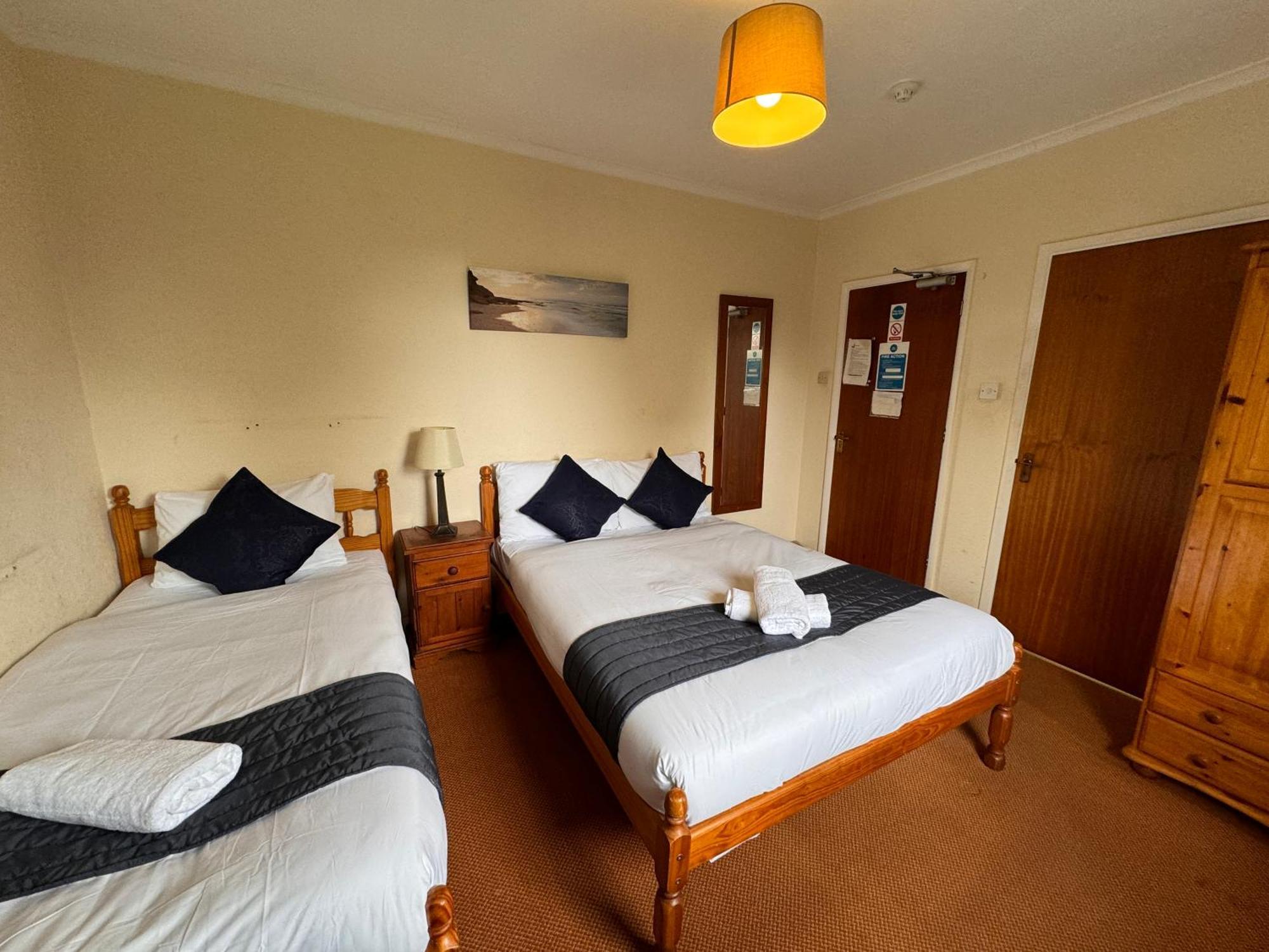 High Trees Guest House Gatwick Horley Bagian luar foto