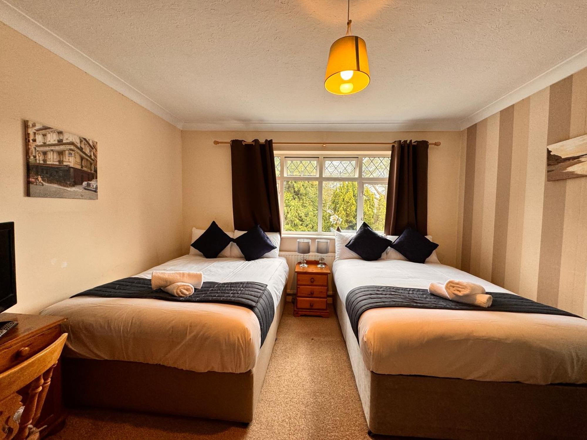 High Trees Guest House Gatwick Horley Bagian luar foto