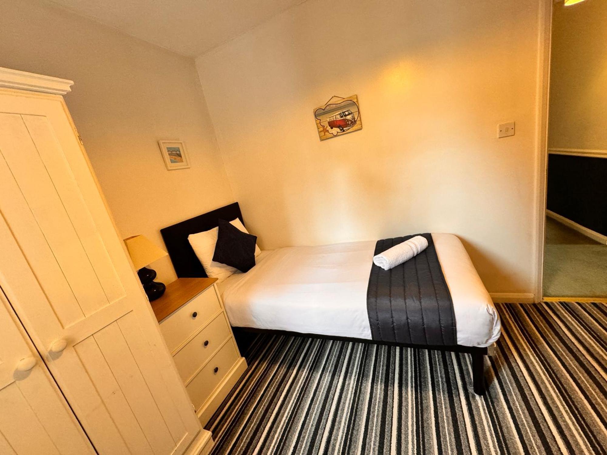 High Trees Guest House Gatwick Horley Bagian luar foto