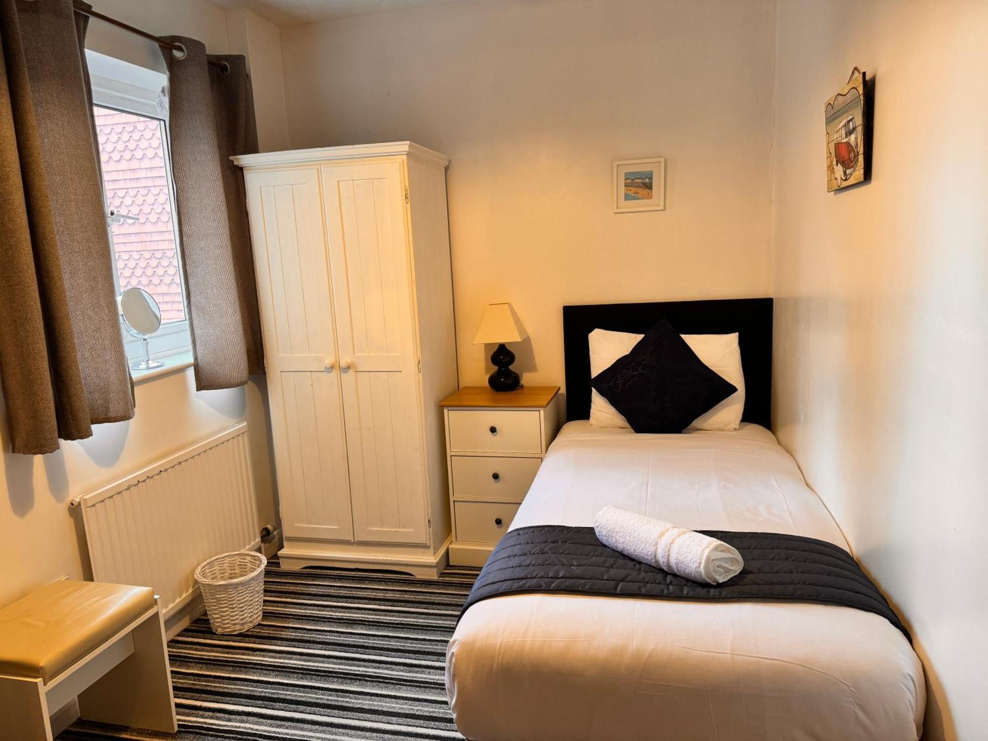 High Trees Guest House Gatwick Horley Bagian luar foto