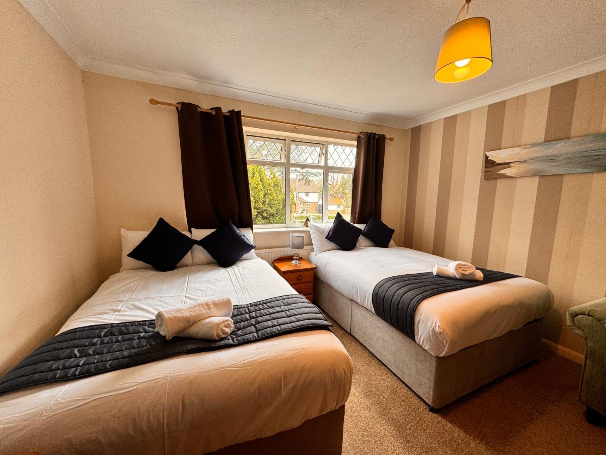High Trees Guest House Gatwick Horley Bagian luar foto