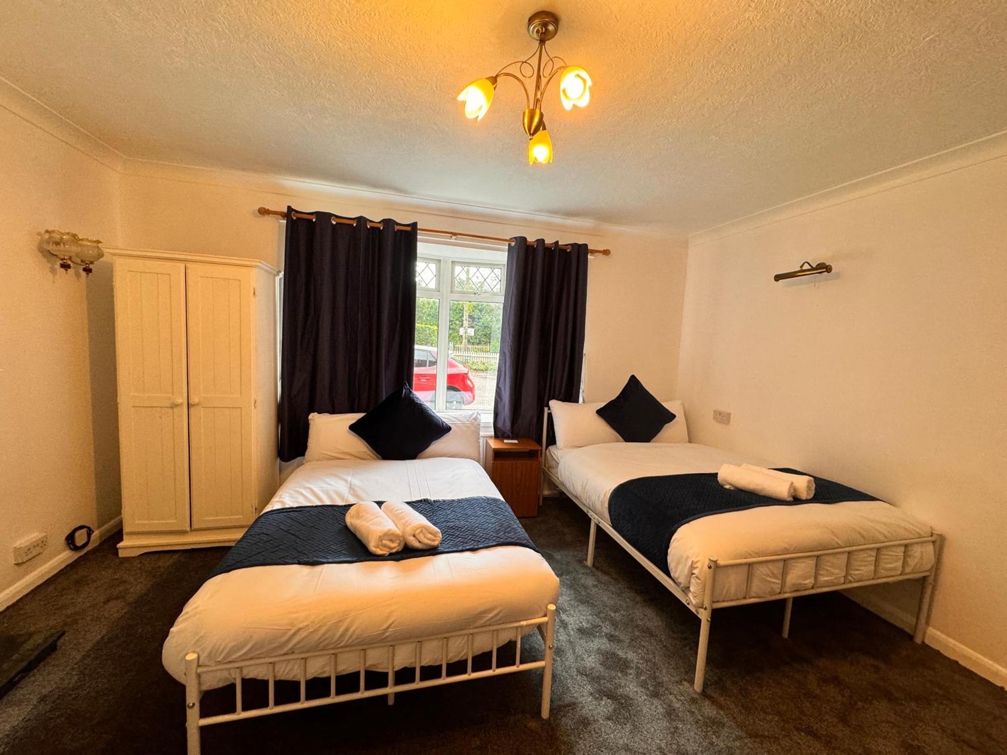 High Trees Guest House Gatwick Horley Bagian luar foto