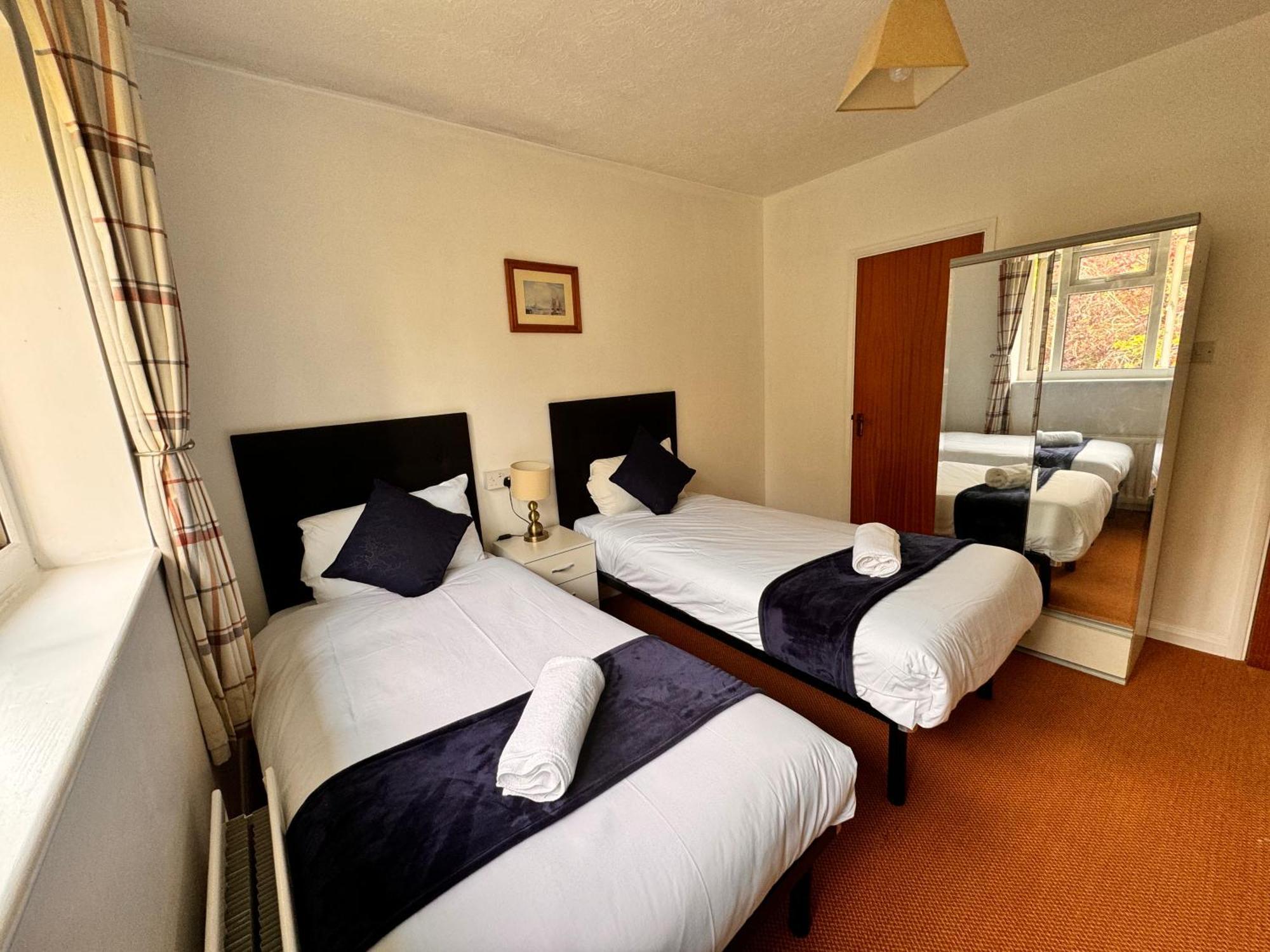 High Trees Guest House Gatwick Horley Bagian luar foto