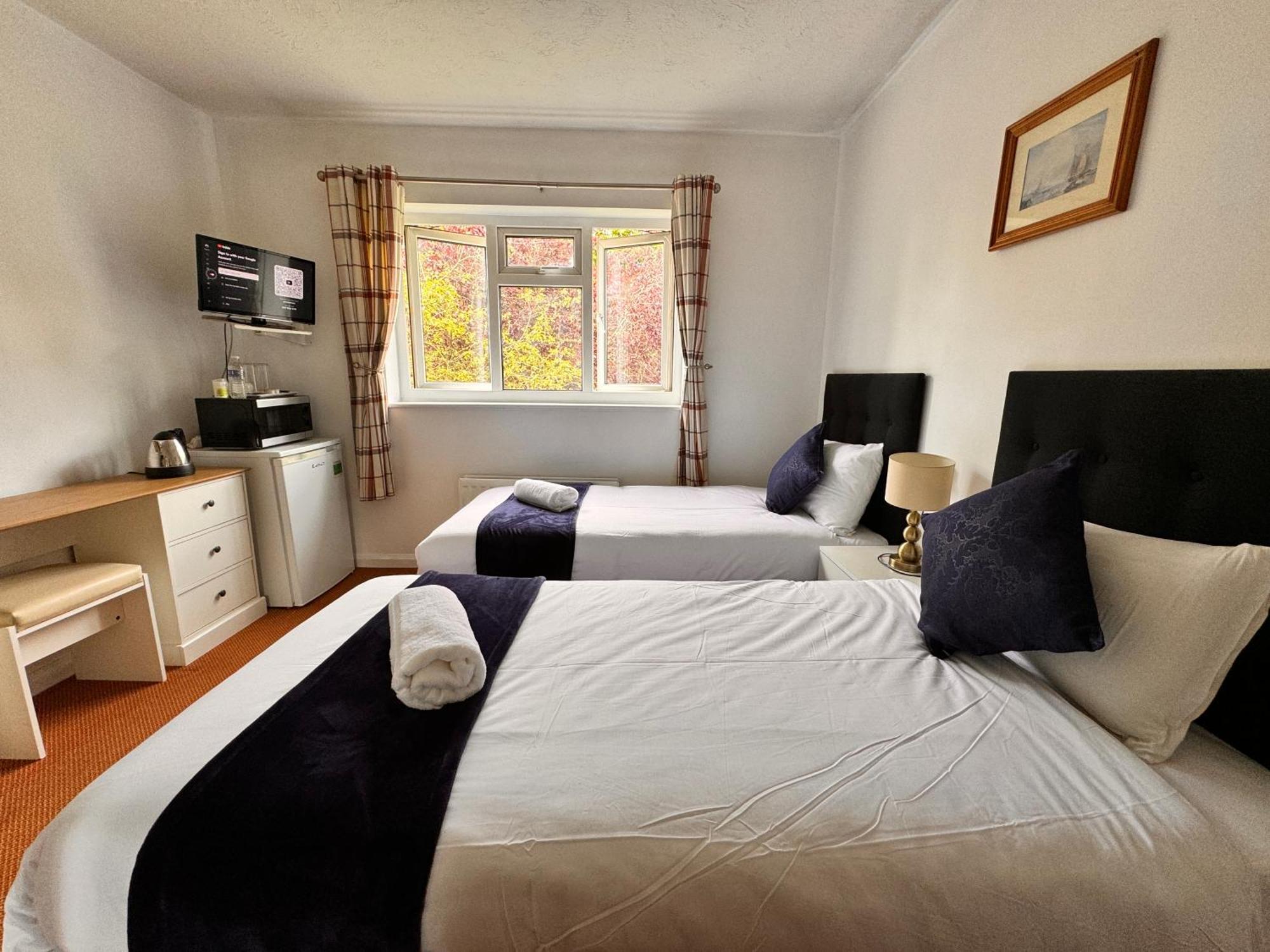 High Trees Guest House Gatwick Horley Bagian luar foto
