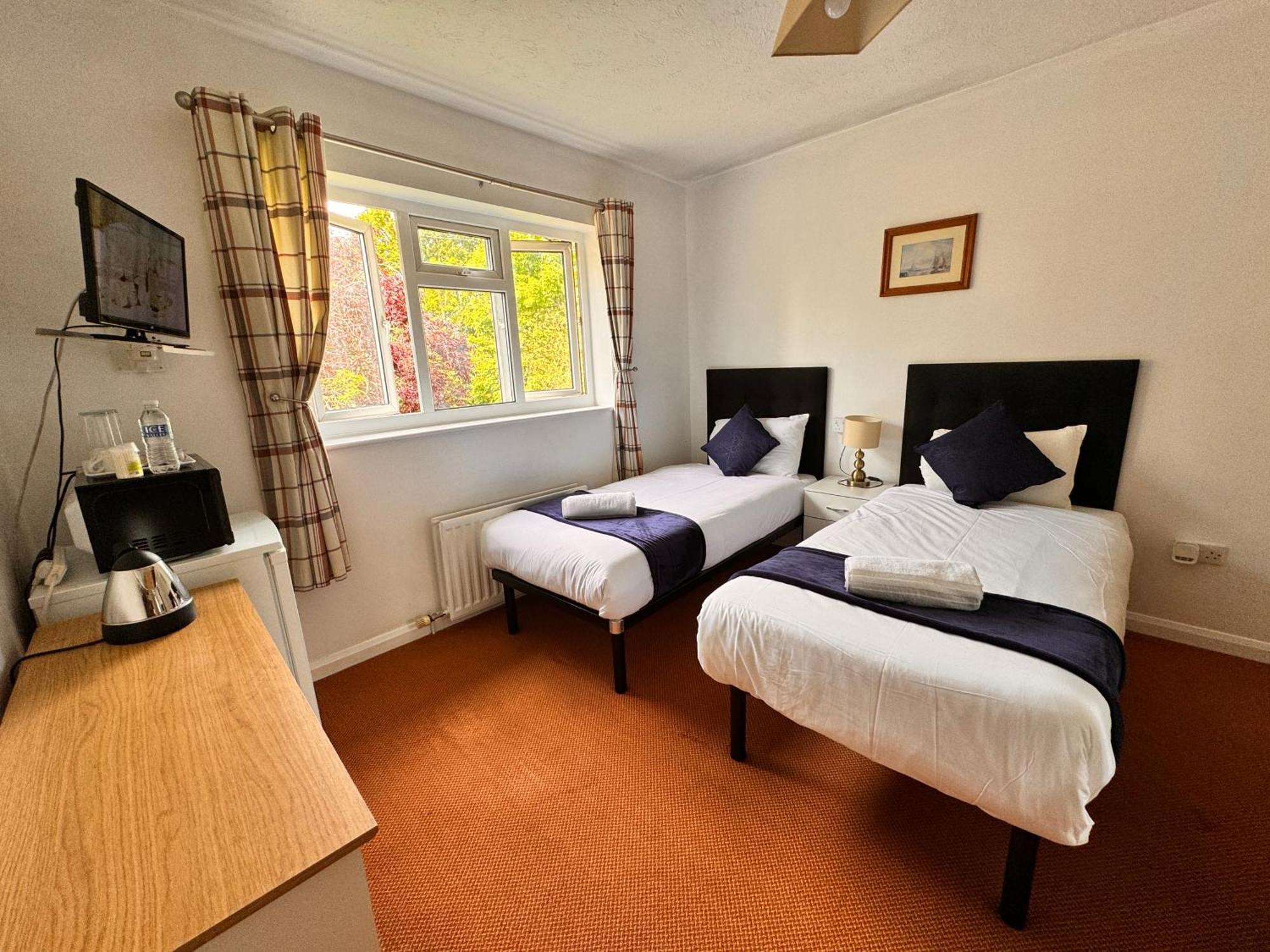 High Trees Guest House Gatwick Horley Bagian luar foto