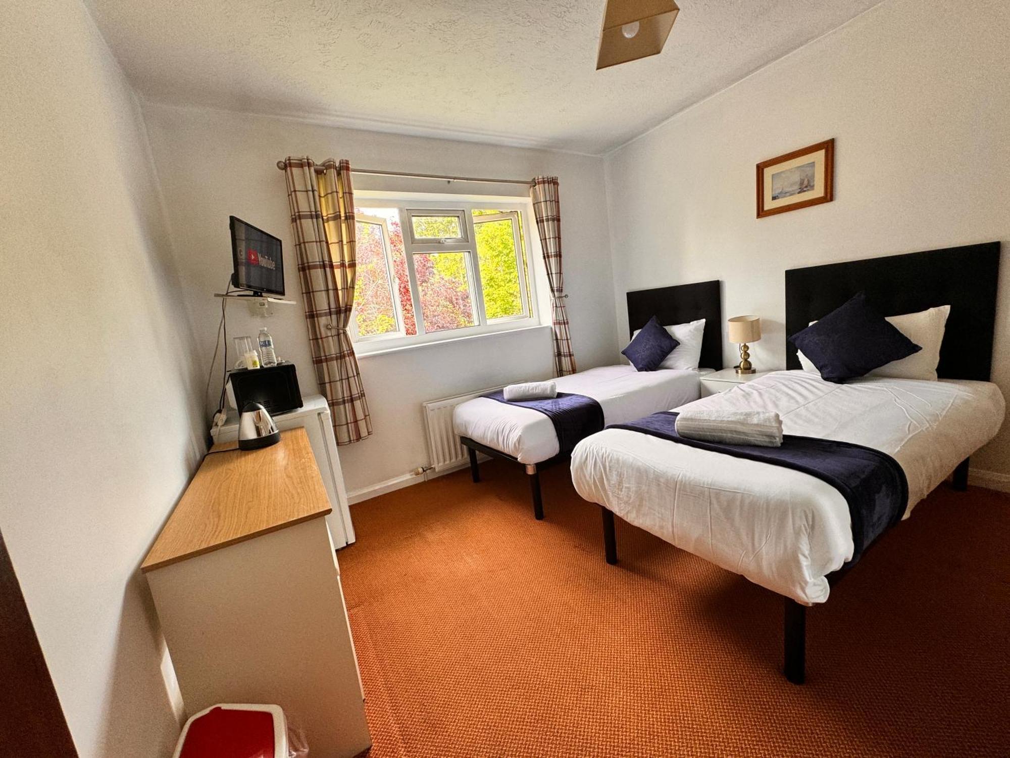 High Trees Guest House Gatwick Horley Bagian luar foto