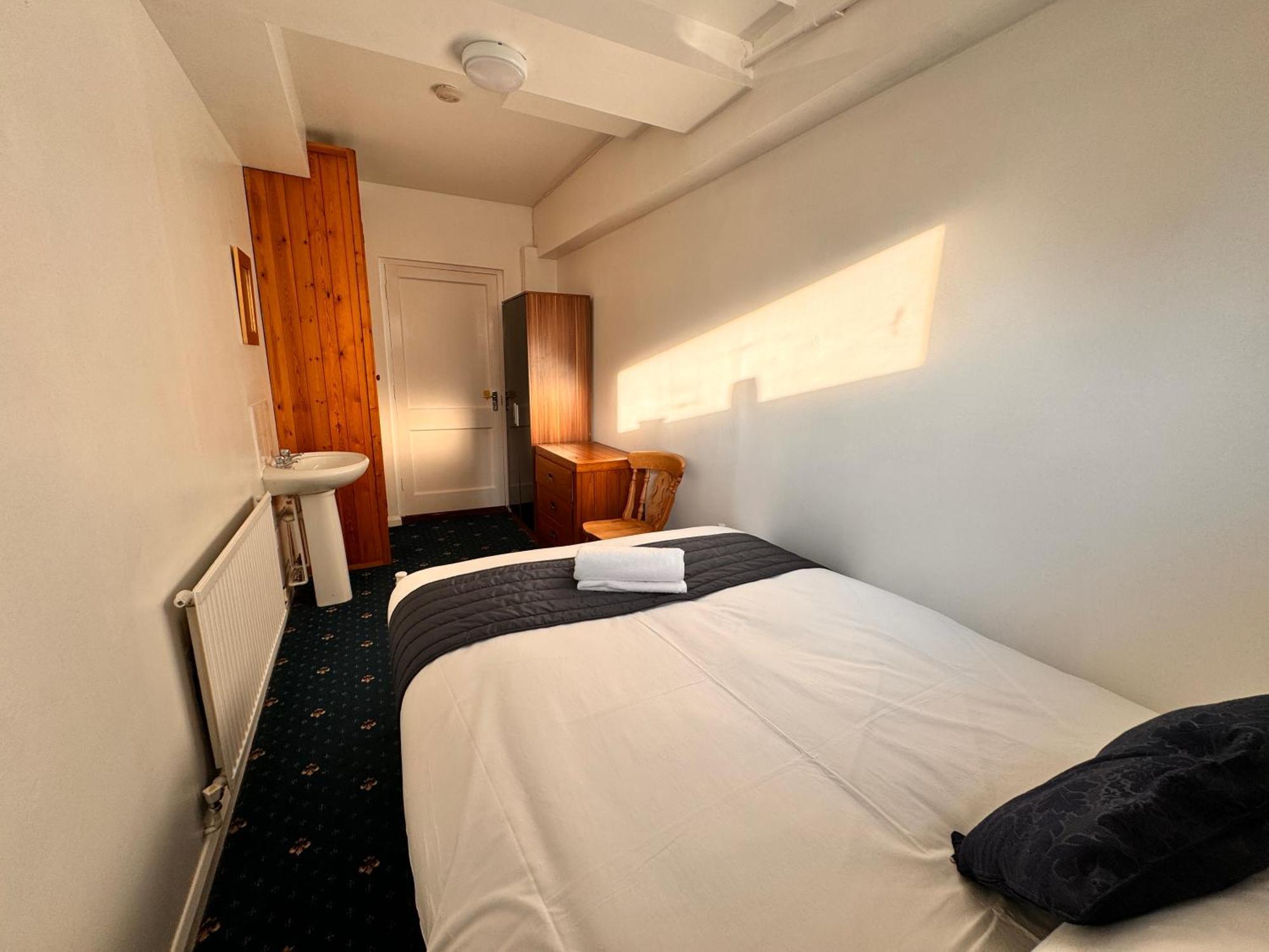 High Trees Guest House Gatwick Horley Bagian luar foto