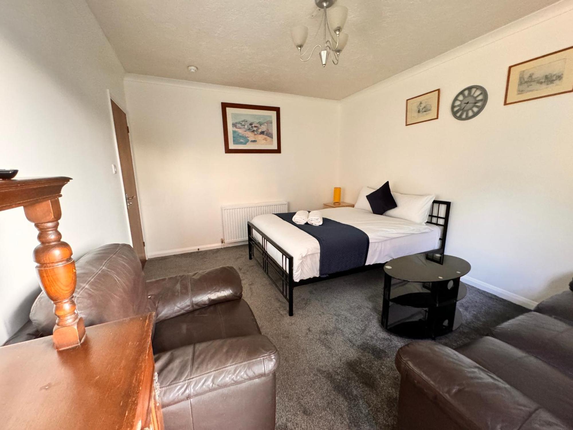 High Trees Guest House Gatwick Horley Bagian luar foto