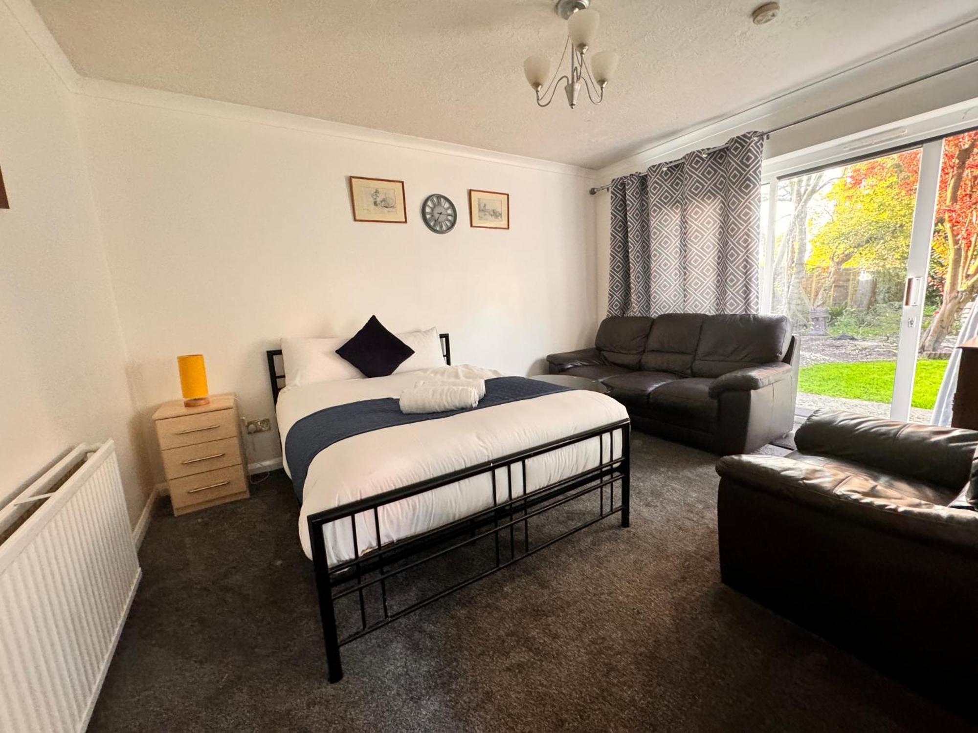 High Trees Guest House Gatwick Horley Bagian luar foto