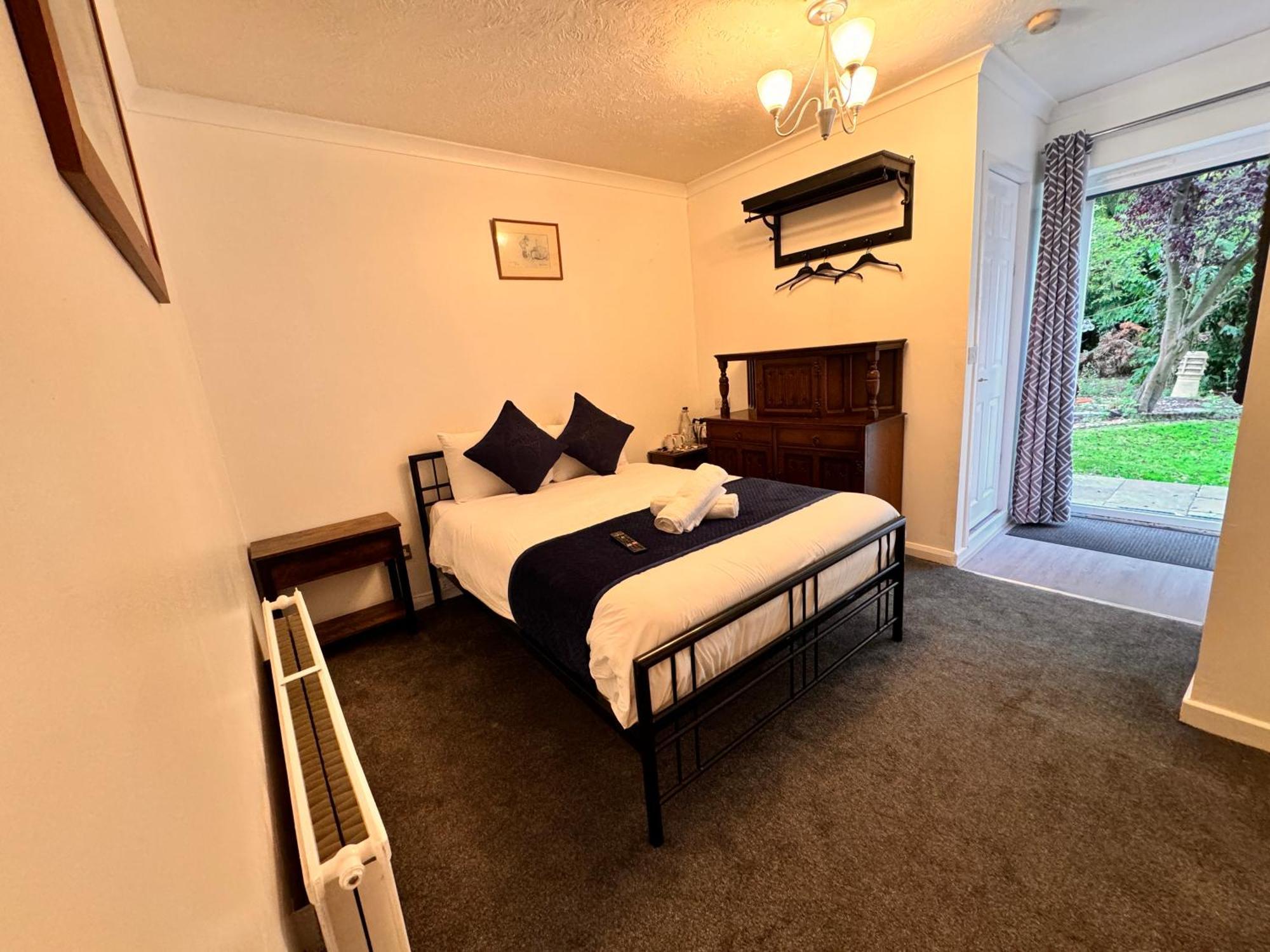 High Trees Guest House Gatwick Horley Bagian luar foto