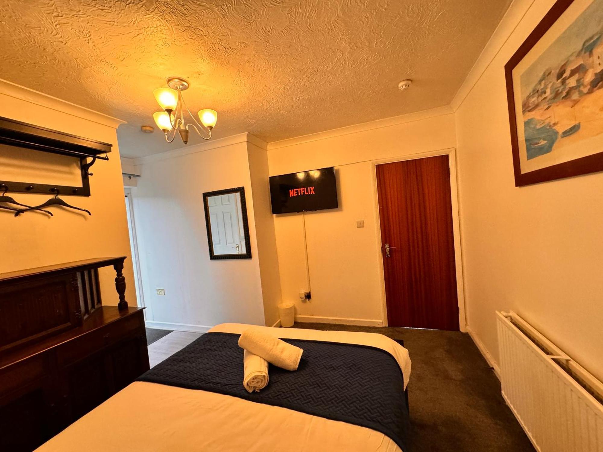 High Trees Guest House Gatwick Horley Bagian luar foto