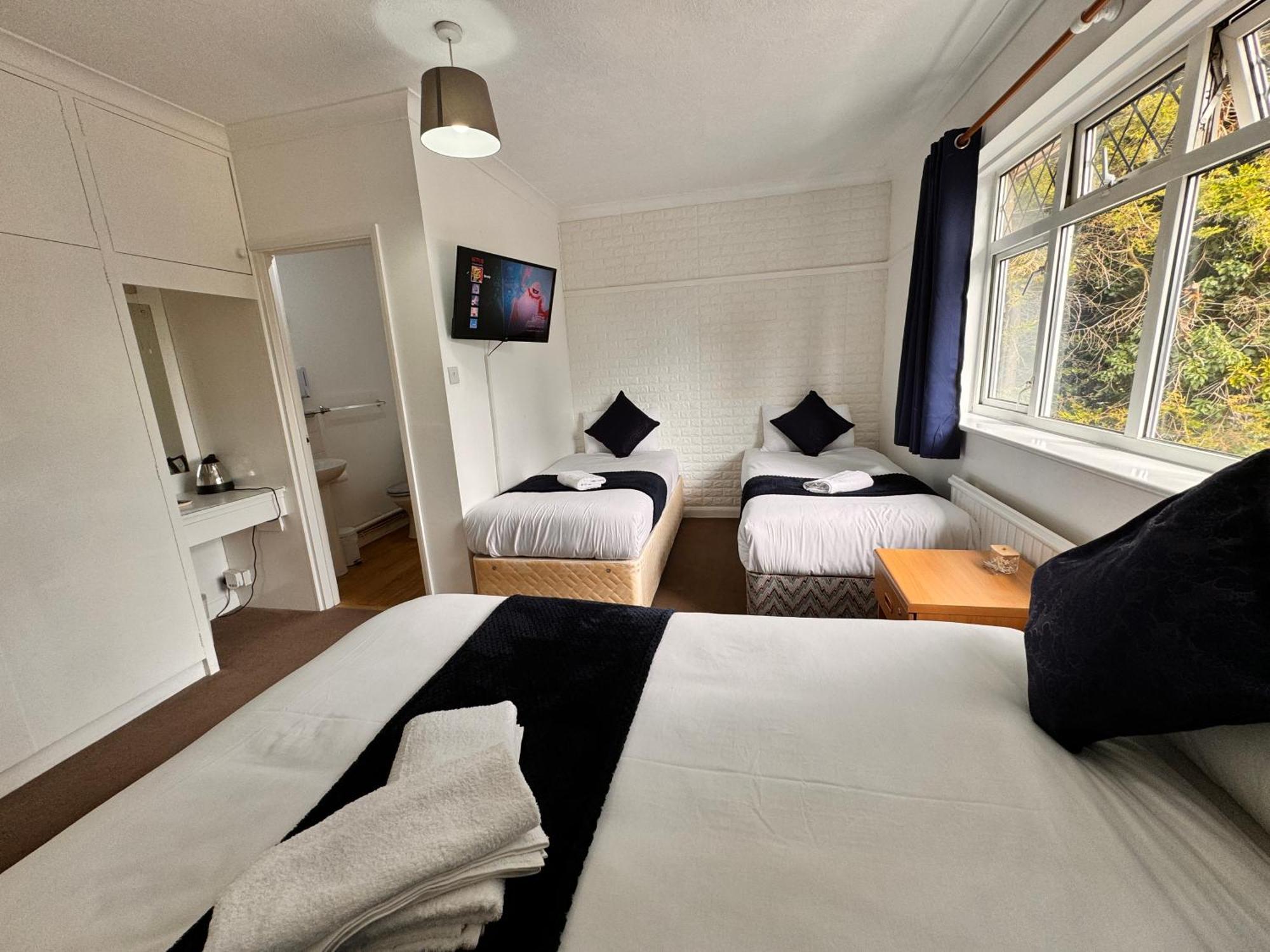 High Trees Guest House Gatwick Horley Bagian luar foto