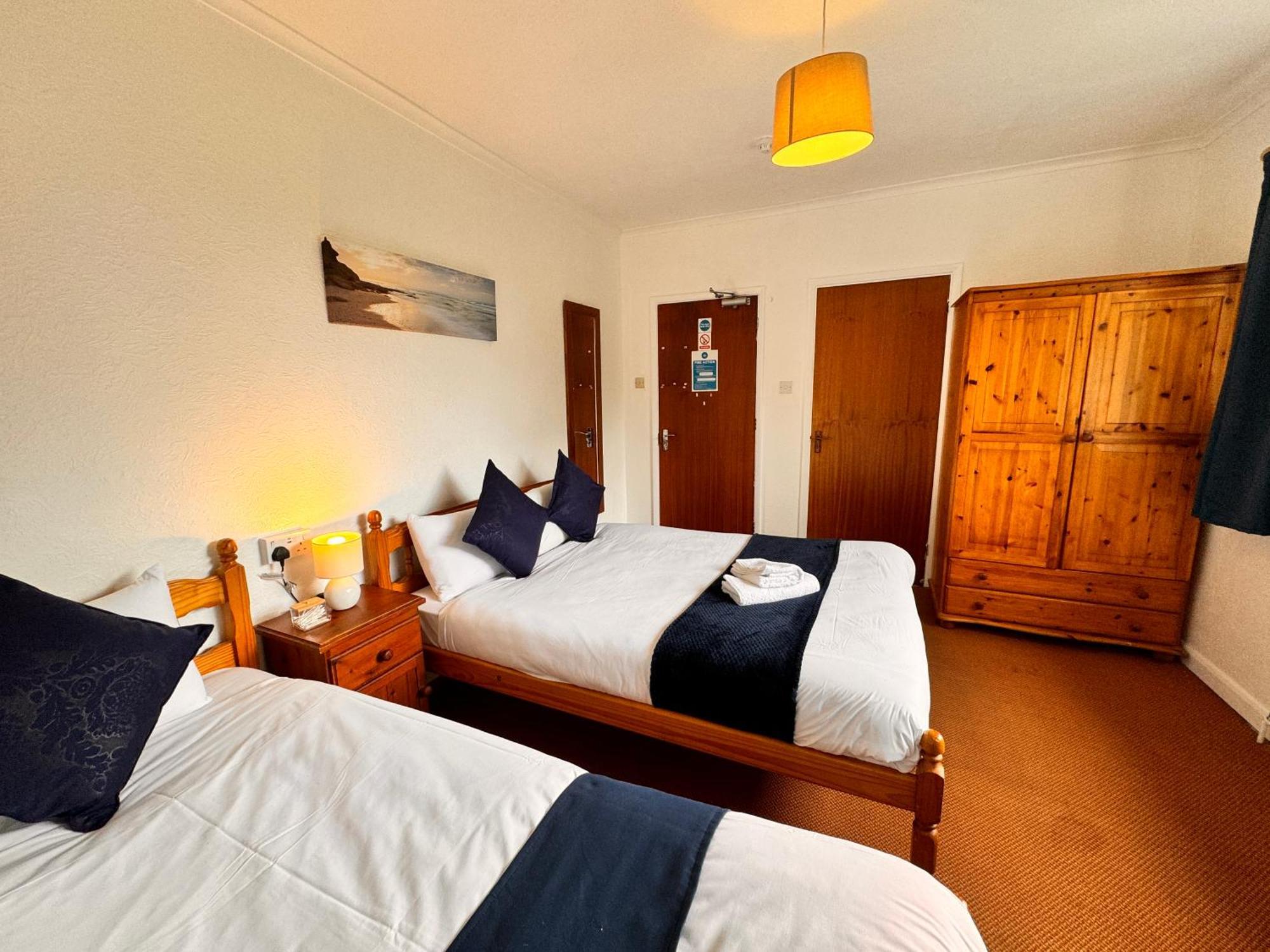 High Trees Guest House Gatwick Horley Bagian luar foto