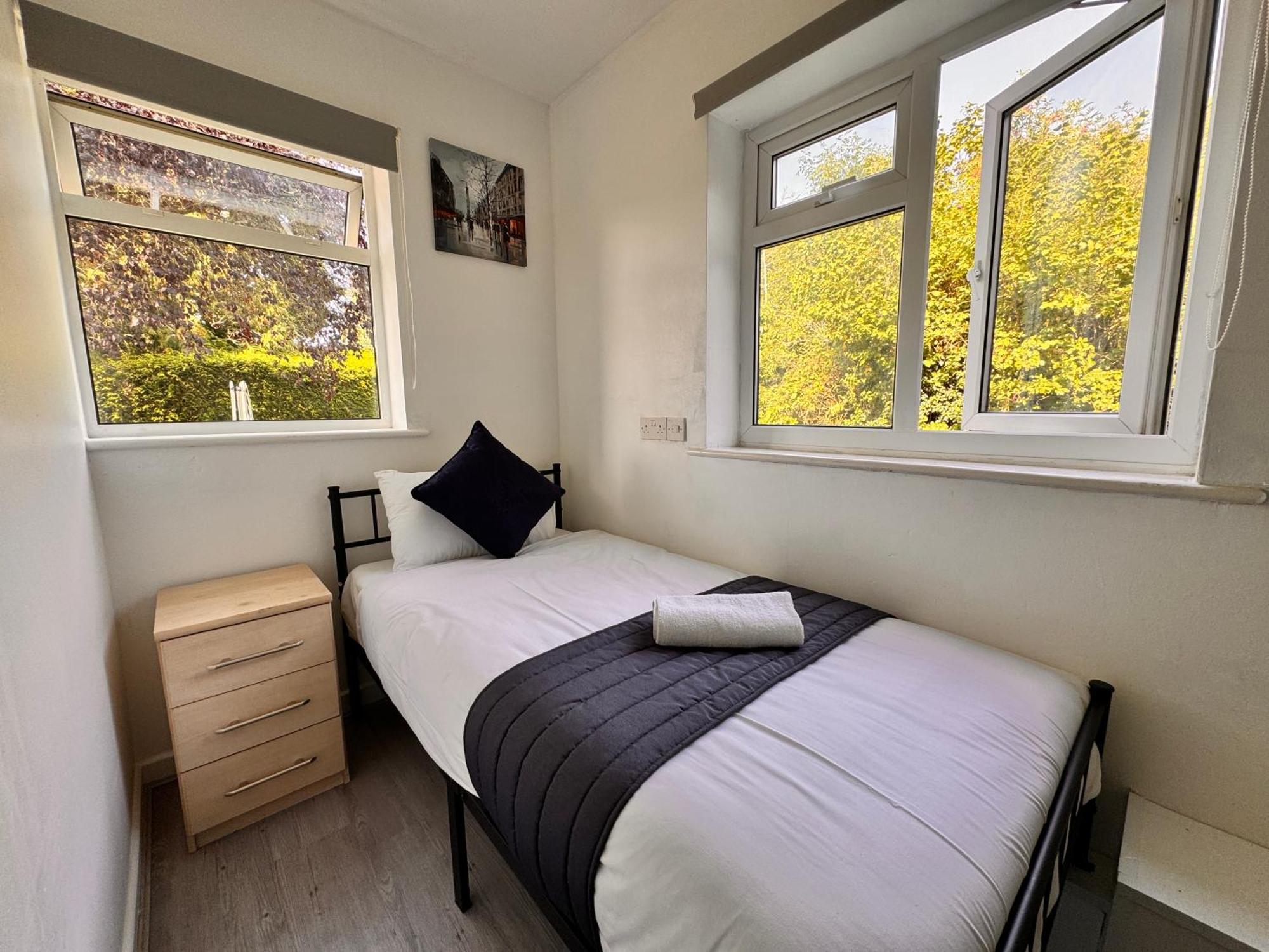 High Trees Guest House Gatwick Horley Bagian luar foto