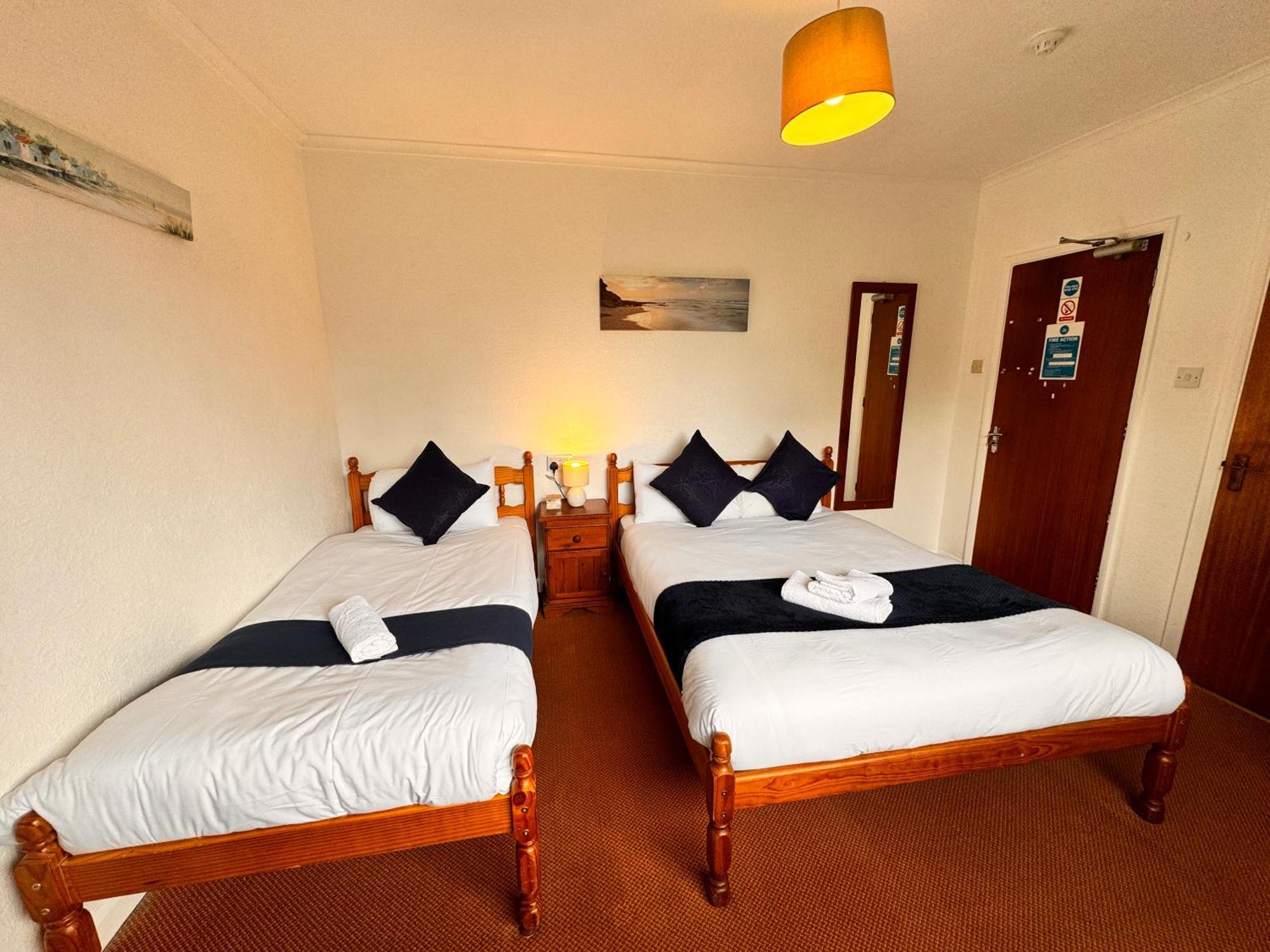 High Trees Guest House Gatwick Horley Bagian luar foto
