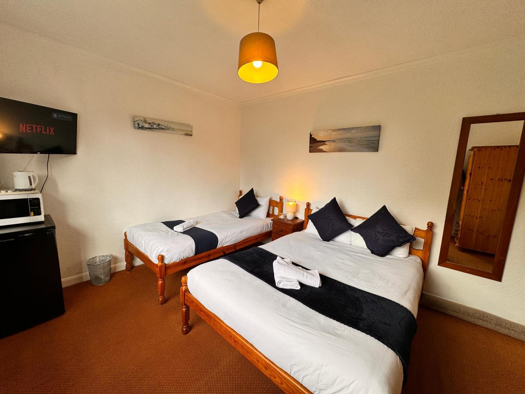 High Trees Guest House Gatwick Horley Bagian luar foto