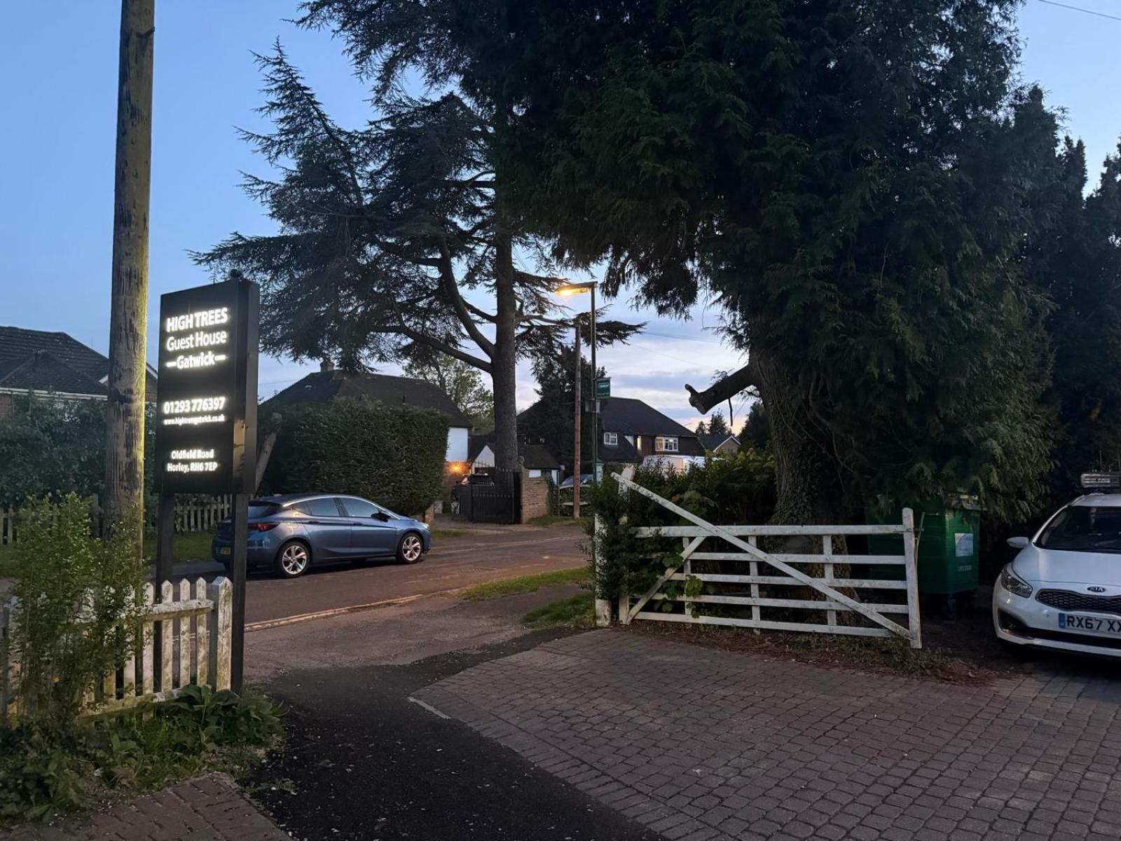 High Trees Guest House Gatwick Horley Bagian luar foto